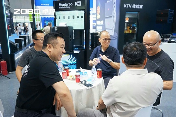 4 ZOBO卓邦在本次廣州展會(huì)已如火如荼進(jìn)行到第3天，雖說(shuō)是臨近尾期，但無(wú)論從展臺(tái)內(nèi)氛圍還是現(xiàn)場(chǎng)人流對(duì)比前兩日現(xiàn)場(chǎng)氣氛，依然是活力滿(mǎn)滿(mǎn)，專(zhuān)業(yè)觀眾和買(mǎi)家依舊絡(luò)繹不絕! 展會(huì)現(xiàn)場(chǎng) 第三天的ZOBO卓邦展位現(xiàn)場(chǎng)，依然高朋滿(mǎn)座、人氣爆棚。展會(huì)期間吸引了眾多觀眾朋友們前來(lái)觀摩、詢(xún)問(wèn)，參展團(tuán)隊(duì)成員們始終熱情接待，每一次溝通都傾盡全力，每一次服務(wù)都認(rèn)真對(duì)待，只為客戶(hù)安心。 現(xiàn)場(chǎng) · 交流 展會(huì)現(xiàn)場(chǎng)，ZOBO卓邦的展位人潮涌動(dòng)，參觀者絡(luò)繹不絕。公司展示了多款新研發(fā)的音響產(chǎn)品，其中不乏行業(yè)內(nèi)的創(chuàng)新之作。這些產(chǎn)品不僅在技術(shù)上領(lǐng)先，更在設(shè)計(jì)和應(yīng)用上展現(xiàn)出了ZOBO卓邦對(duì)市場(chǎng)的敏銳洞察力和對(duì)用戶(hù)需求的深刻理解。 卓邦展臺(tái)的人氣爆棚，無(wú)數(shù)觀眾駐足觀看，咨詢(xún)不斷。參展首日盛況，相信大家已經(jīng)感受到，卓邦為大家?guī)?lái)重磅產(chǎn)品及服務(wù)亮相本次展會(huì)。 技術(shù) · 講解 ZOBO卓邦在展會(huì)期間，不僅提供了專(zhuān)業(yè)的技術(shù)講解和產(chǎn)品演示，還積極回答用戶(hù)的問(wèn)題，解決用戶(hù)的疑慮。這種周到、細(xì)致的服務(wù)，讓用戶(hù)在感受到公司技術(shù)實(shí)力的同時(shí)，也體驗(yàn)到了公司真誠(chéng)的服務(wù)態(tài)度。 ZOBO卓邦的展位依然熱鬧非凡。公司的技術(shù)人員和銷(xiāo)售人員熱情地向參觀者介紹產(chǎn)品的特點(diǎn)和優(yōu)勢(shì)，解答他們的疑問(wèn)和困惑。許多參觀者都對(duì)ZOBO卓邦的產(chǎn)品表示了濃厚的興趣，并紛紛表示希望與公司建立合作關(guān)系，共同開(kāi)拓市場(chǎng)。這不僅是對(duì)公司技術(shù)實(shí)力的認(rèn)可，更是對(duì)公司服務(wù)品質(zhì)的肯定。 聚焦 · 產(chǎn)品 此次展會(huì)的成功舉辦，不僅進(jìn)一步鞏固了ZOBO卓邦在音視頻行業(yè)的地位，也為公司未來(lái)的發(fā)展奠定了堅(jiān)實(shí)的基礎(chǔ)。未來(lái)，ZOBO卓邦將繼續(xù)秉承“以技術(shù)贏市場(chǎng)，以服務(wù)樹(shù)口碑”的經(jīng)營(yíng)理念，不斷提升技術(shù)實(shí)力和服務(wù)品質(zhì)，為用戶(hù)提供更加優(yōu)質(zhì)的產(chǎn)品和服務(wù)。同時(shí)，公司也將積極參與行業(yè)內(nèi)的交流和合作，推動(dòng)整個(gè)行業(yè)的發(fā)展和進(jìn)步。 展會(huì)期間，公司展示了多款新技術(shù)產(chǎn)品，這些產(chǎn)品不僅在設(shè)計(jì)上獨(dú)具匠心，更在性能上實(shí)現(xiàn)了重大突破。這些創(chuàng)新技術(shù)的應(yīng)用，不僅提升了產(chǎn)品的競(jìng)爭(zhēng)力，也為用戶(hù)帶來(lái)了更好的使用體驗(yàn)。